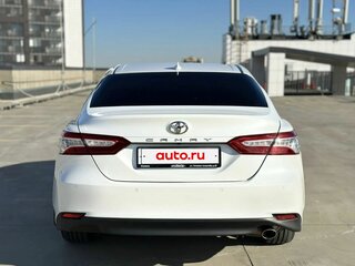 2021 Toyota Camry VIII (XV70) Рестайлинг, белый, 3020000 рублей, вид 4
