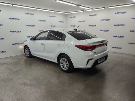 2019 Kia Rio IV, белый, 1134300 рублей, вид 4
