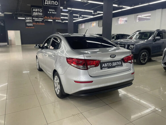 2015 Kia Rio III Рестайлинг, серебристый, 1000000 рублей - вид 5
