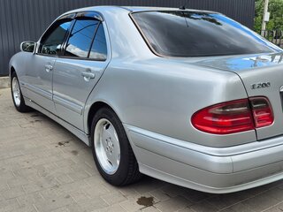 2000 Mercedes-Benz E-Класс 200 II (W210, S210) Рестайлинг, серебристый, 800000 рублей, вид 3