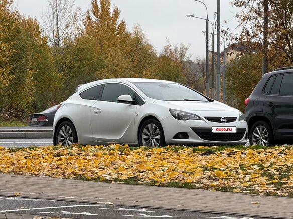 2013 Opel Astra GTC J Рестайлинг, белый, 950000 рублей