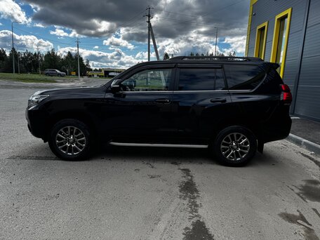 2020 Toyota Land Cruiser Prado 150 Series Рестайлинг 2, чёрный, 5350000 рублей, вид 4