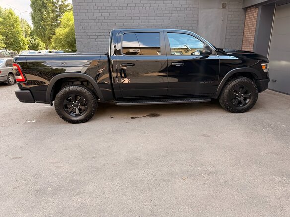 2023 Ram 1500 Quad Cab V, чёрный - вид 2