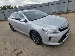 2015 Toyota Camry VII (XV50) Рестайлинг, серебристый, 1990000 рублей, вид 4