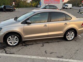 2015 Volkswagen Polo V Рестайлинг, бежевый, 800000 рублей, вид 5