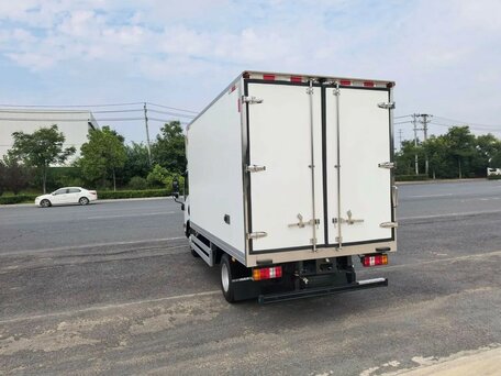 2026 Isuzu Elf (N-series), белый, 6000000 рублей, вид 3