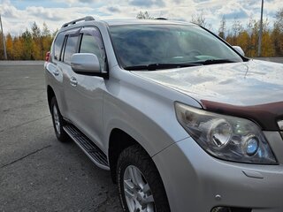 2011 Toyota Land Cruiser Prado 150 Series, серебристый, 2840000 рублей, вид 3