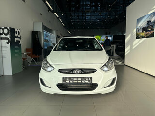 2013 Hyundai Solaris I, белый, 750000 рублей, вид 2