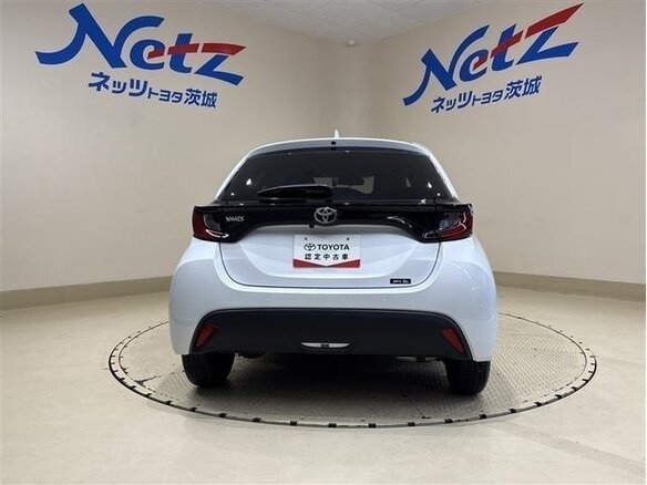 2025 Toyota Yaris IV Рестайлинг, белый, 1485678 рублей - вид 5
