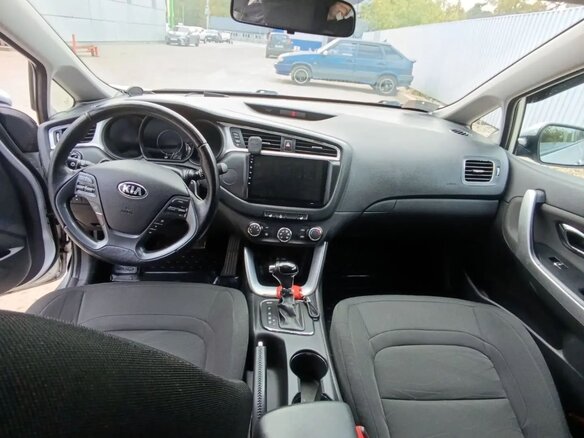 2017 Kia Ceed II Рестайлинг, серебристый, 1400000 рублей - вид 16