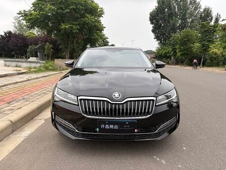 2022 Skoda Superb III Рестайлинг, чёрный, 2250000 рублей, вид 2