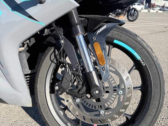 2023 CFMoto 300SR, серый, 379000 рублей - вид 4