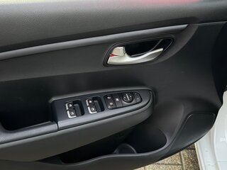 2021 Kia Rio IV Рестайлинг, белый, 1550000 рублей, вид 5