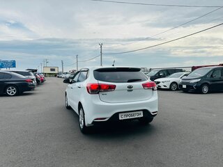 2015 Kia Rio III Рестайлинг, белый, 1049000 рублей, вид 4