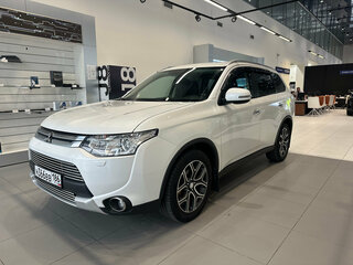 2014 Mitsubishi Outlander III Рестайлинг, белый, 1570000 рублей, вид 1