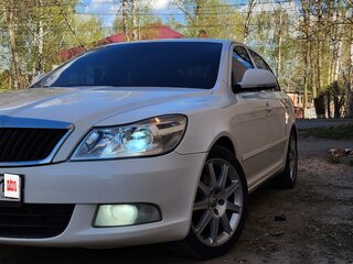 2013 Skoda Octavia II (A5) Рестайлинг, белый, 800000 рублей, вид 2