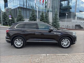 2018 Volkswagen Touareg III, коричневый, 5255000 рублей, вид 4