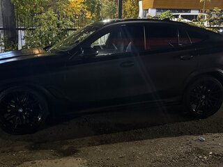 2022 BMW X6 40i III (G06), чёрный, 9690000 рублей, вид 2