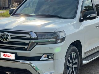2016 Toyota Land Cruiser 200 Series Рестайлинг 2, белый, 6800000 рублей, вид 3