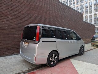 2018 Toyota Noah III (R80) Рестайлинг, серебристый, 2000000 рублей, вид 4