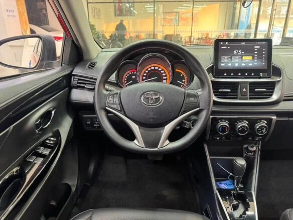 2022 Toyota Yaris L X XP150 Рестайлинг, красный, 1040000 рублей - вид 7