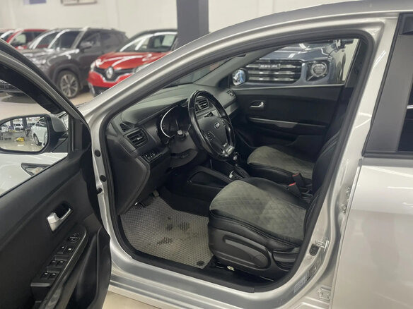 2015 Kia Rio III Рестайлинг, серебристый, 1000000 рублей - вид 6