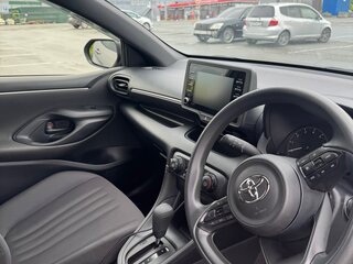 2020 Toyota Yaris IV, серебристый, 1470000 рублей, вид 4