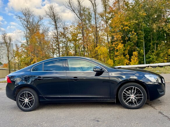2013 Volvo S60 II, чёрный - вид 1