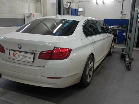 2013 BMW 5 серии 520i VI (F10/F11/F07), белый, 1716000 рублей, вид 3