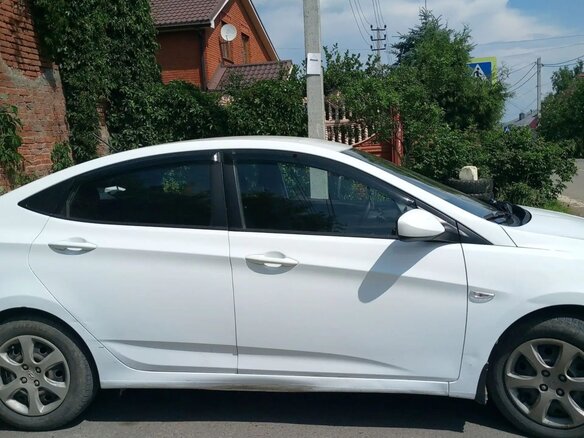 2013 Hyundai Solaris I, белый, 750000 рублей - вид 2