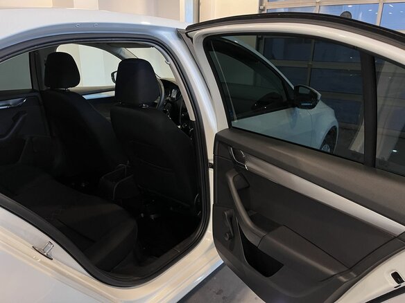 2017 Skoda Octavia III (A7) Рестайлинг, белый, 1540000 рублей - вид 25