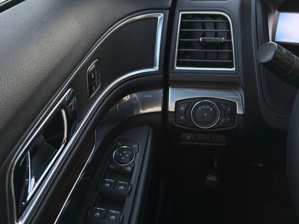 2016 Ford Explorer V Рестайлинг, белый, 2700000 рублей - вид 17
