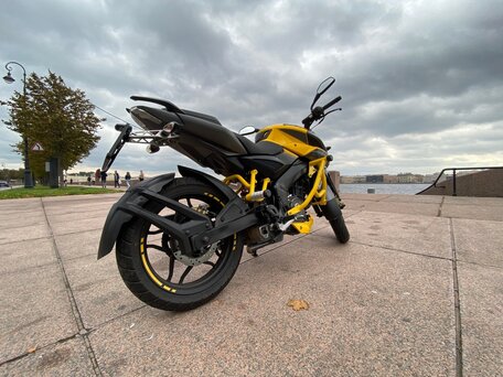 2020 Bajaj Pulsar NS 200, жёлтый, 249990 рублей, вид 4