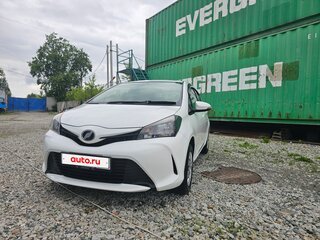 2014 Toyota Vitz III (XP130) Рестайлинг, белый, 860000 рублей, вид 1