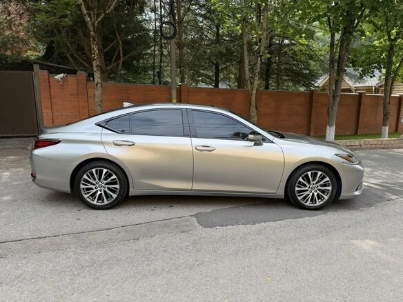2021 Lexus ES 250 VII Рестайлинг, серый - вид 4