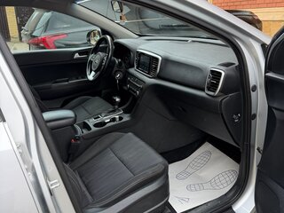 2019 Kia Sportage IV Рестайлинг, серебристый, 1900000 рублей, вид 3