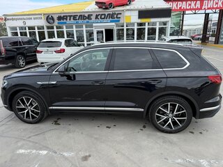 2019 Volkswagen Touareg III, чёрный, 5300000 рублей, вид 4