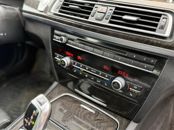 2013 BMW 7 серии 740d xDrive V (F01/F02/F04) Рестайлинг, белый, 2088000 рублей - вид 19