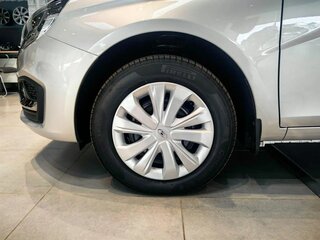 2026 Lada (ВАЗ) Vesta I Рестайлинг (NG), серебристый, 1687950 рублей, вид 4