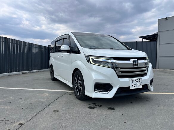 2017 Honda Stepwgn Spada V Рестайлинг, белый, 1855000 рублей - вид 1