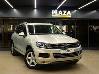 2014 Volkswagen Touareg II, серебристый, 2189000 рублей, вид 2