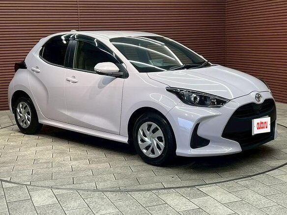 2023 Toyota Yaris IV, белый - вид 2