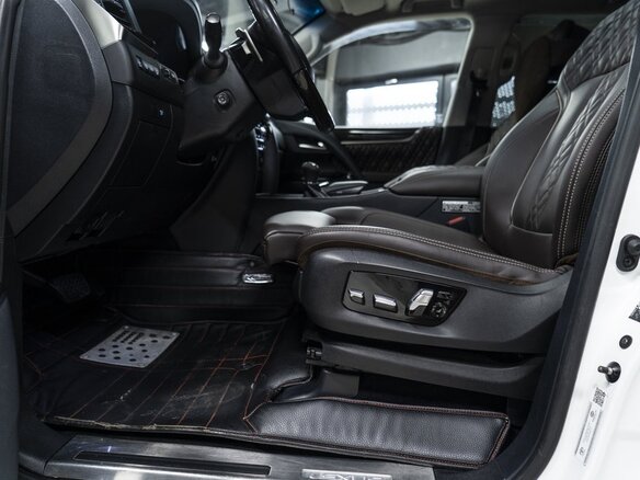 2017 Lexus LX 570 III Рестайлинг 2, белый, 7600000 рублей - вид 16