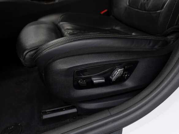 2019 BMW 5 серии 530d xDrive VII (G30/G31/G38), белый, 4980000 рублей - вид 23