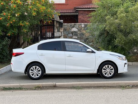 2018 Kia Rio IV, белый, вид 2