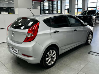 2015 Hyundai Solaris I Рестайлинг, серебристый, 690000 рублей, вид 3