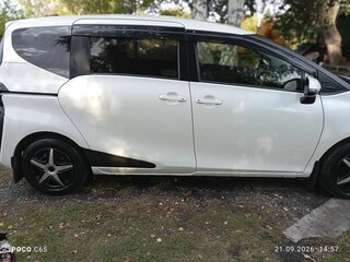 2020 Toyota Sienta II Рестайлинг, белый, 1555000 рублей, вид 3
