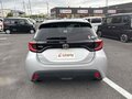 2021 Toyota Yaris IV, серебристый, 980000 рублей - вид 4