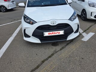 2021 Toyota Yaris IV, белый, 1200000 рублей, вид 3
