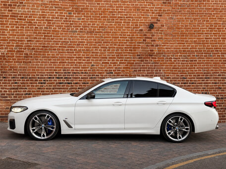 2022 BMW 5 серии M550i xDrive VII (G30/G31/G38) Рестайлинг, белый, 9490000 рублей, вид 5